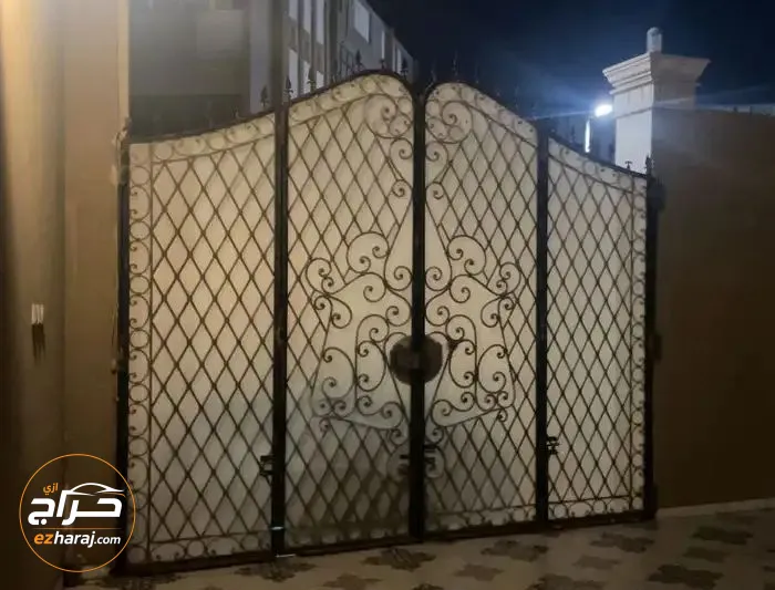 باب فيلا حديد مزغرف قوي جدا وبحالة جيدة